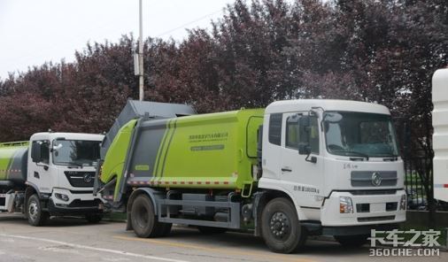 百万级进口消防车，奔驰和曼谁更豪华？卡友：国货也不差