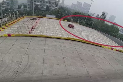 货车收费站离奇翻车 司机甩锅刹车失灵
