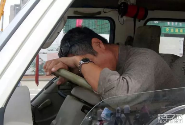 司机严重烧伤却拒绝就医 只因怕赔钱!