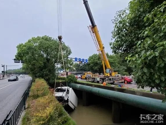 国庆期间一货车坠入钱塘江入江口，民警抱着救生圈跳江营救！