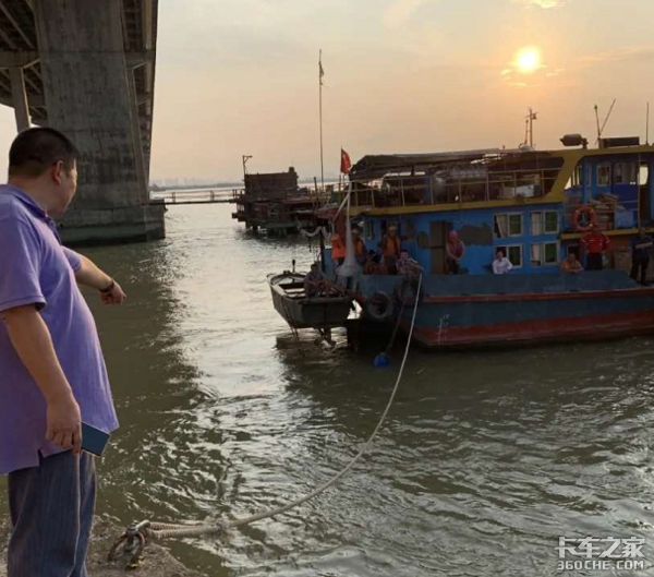 国庆期间一货车坠入钱塘江入江口，民警抱着救生圈跳江营救！