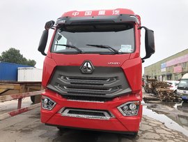 不只有双卧铺,还标配220V电源,实拍重汽豪瀚6米8载货车