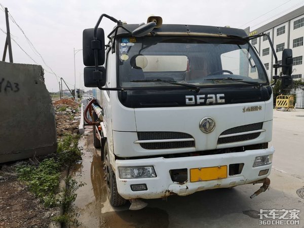 挣钱少没假期，一年难得回次家，道路养护洒水车司机很无奈