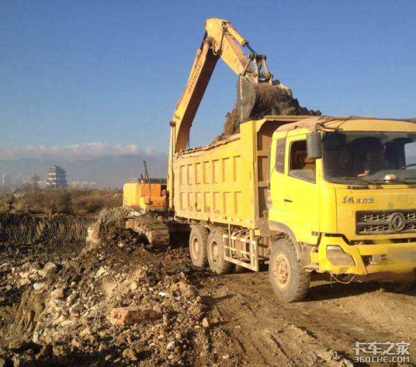 挣钱少没假期，一年难得回次家，道路养护洒水车司机很无奈