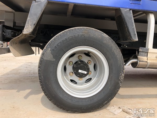 狹窄街道優(yōu)勢明顯 實(shí)拍時代金剛渣土車