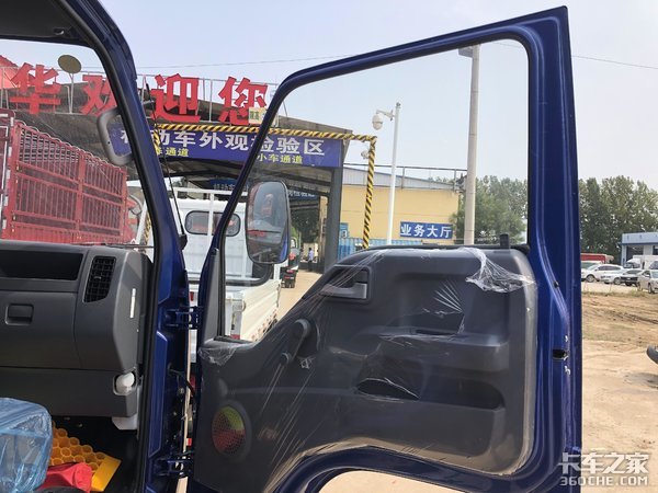 狹窄街道優(yōu)勢明顯 實(shí)拍時代金剛渣土車