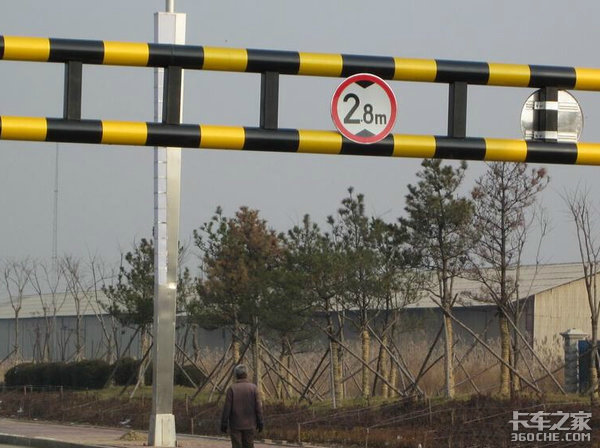 各地现限高杆整治热潮 卡友们怎么说？