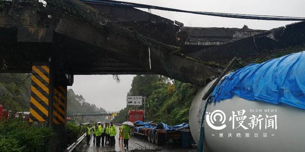大件车撞垮天桥 上路审核只是走过场吗?