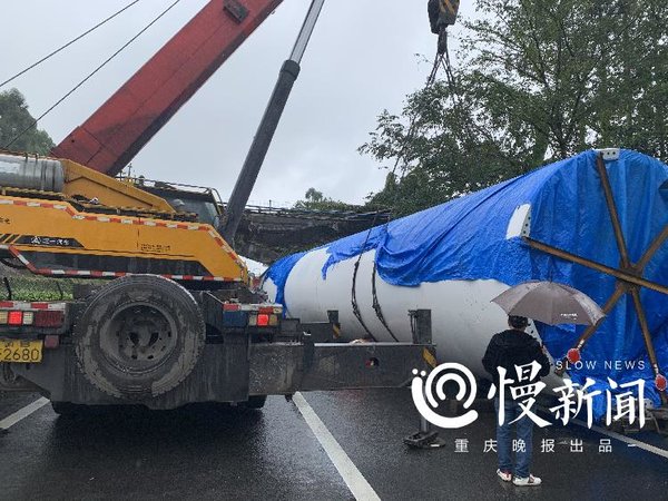 大件车撞垮天桥 上路审核只是走过场吗?