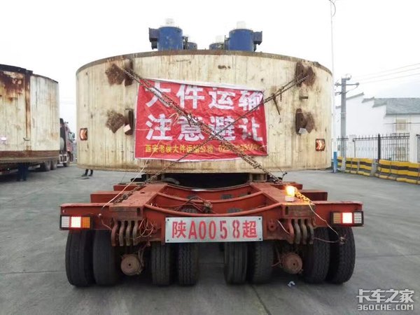 大件车撞垮天桥 上路审核只是走过场吗?