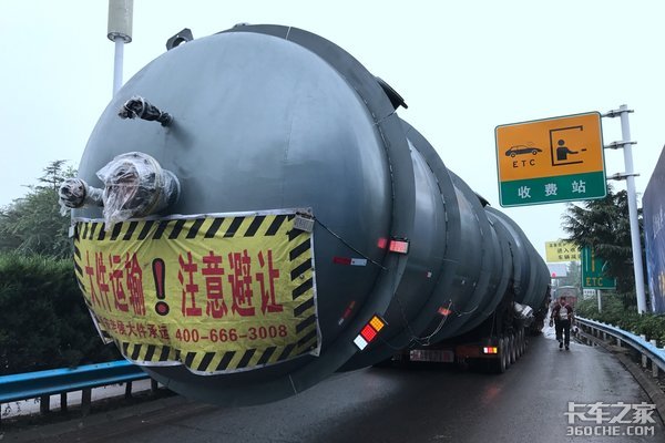 大件车撞垮天桥 上路审核只是走过场吗?