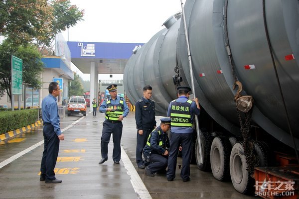 大件车撞垮天桥 上路审核只是走过场吗?