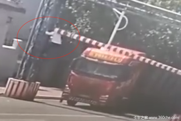 货车超高过不去 男子当街"举起"限高杆 网友:太吓人了