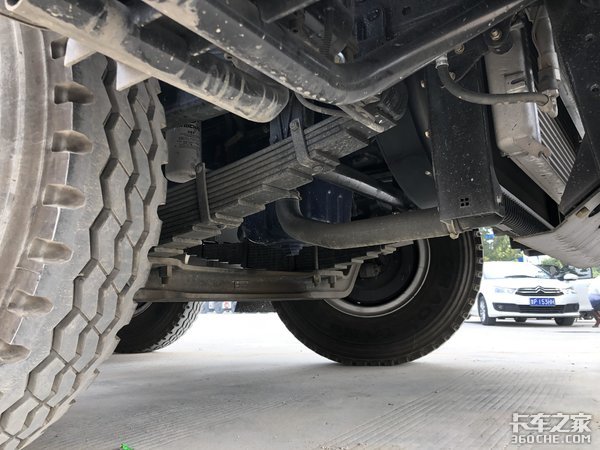 解放悍V底盤改裝 實拍挖掘機專用運輸車