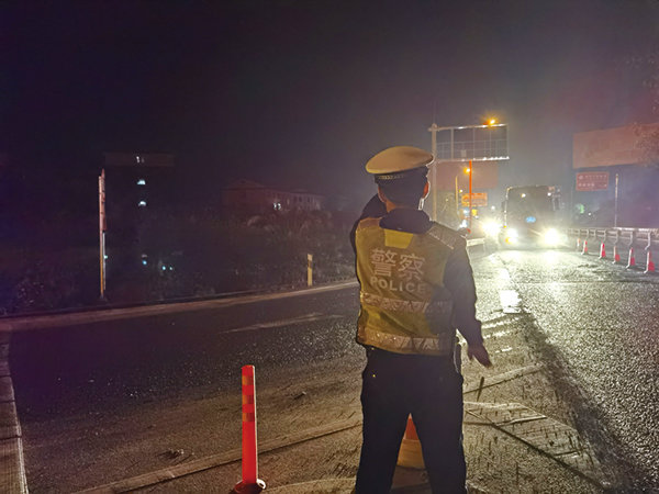 湖南浏阳禁行货车 交警凌晨助货车绕行