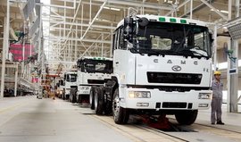 首台湖南华菱重卡下线