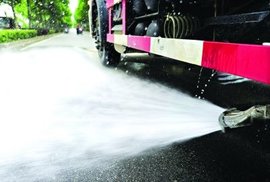 洒水车出水口装"鸭嘴"