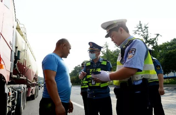 浙江超限一次即入'黑名单' 无法上高速