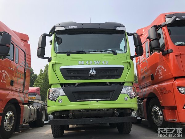 建筑運(yùn)輸好幫手 實(shí)拍重汽豪沃8x4渣土車