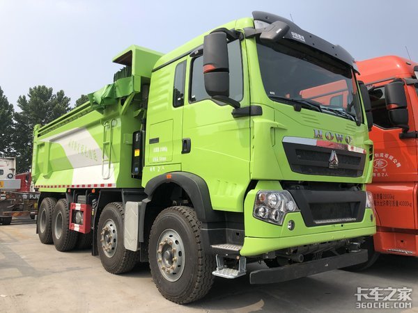 建筑运输好帮手 实拍重汽豪沃8x4渣土车