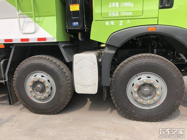 建筑运输好帮手 实拍重汽豪沃8x4渣土车