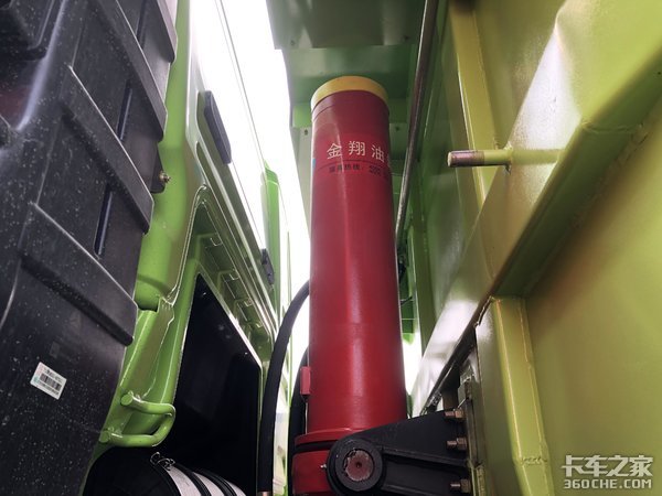 建筑運(yùn)輸好幫手 實(shí)拍重汽豪沃8x4渣土車
