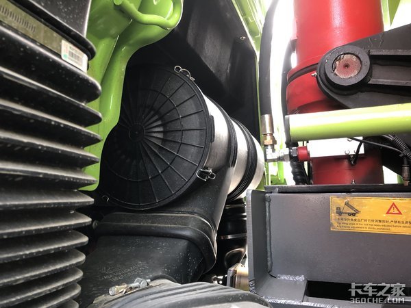 建筑運(yùn)輸好幫手 實(shí)拍重汽豪沃8x4渣土車