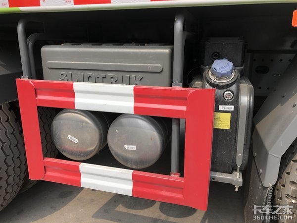 建筑運(yùn)輸好幫手 實(shí)拍重汽豪沃8x4渣土車