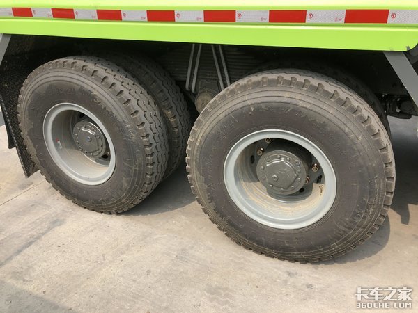 建筑運(yùn)輸好幫手 實(shí)拍重汽豪沃8x4渣土車