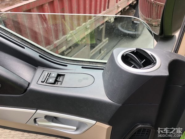 建筑運(yùn)輸好幫手 實(shí)拍重汽豪沃8x4渣土車