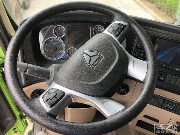 建筑運(yùn)輸好幫手 實(shí)拍重汽豪沃8x4渣土車