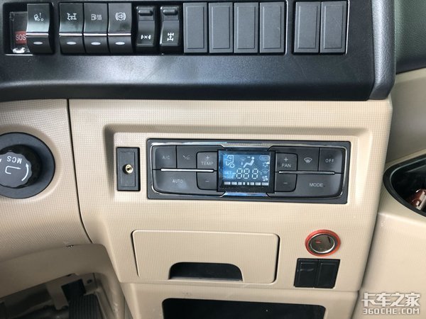 建筑運(yùn)輸好幫手 實(shí)拍重汽豪沃8x4渣土車