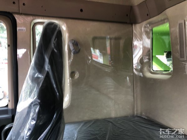 建筑運(yùn)輸好幫手 實(shí)拍重汽豪沃8x4渣土車