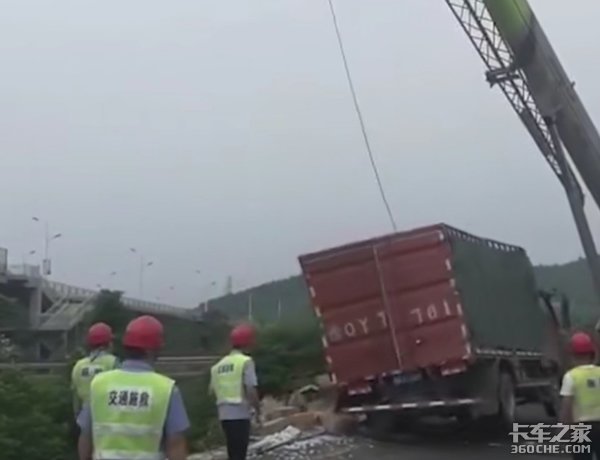 货物散落 货车自燃 司机却逃跑该负责吗