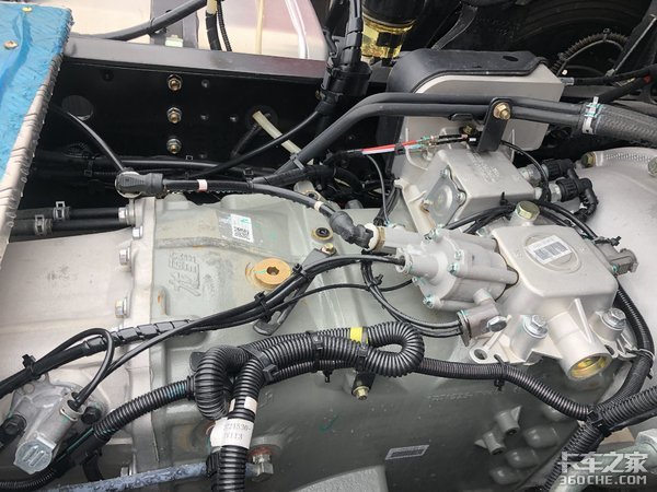 车身高度仅2.85米 实拍东风天龙VL重卡