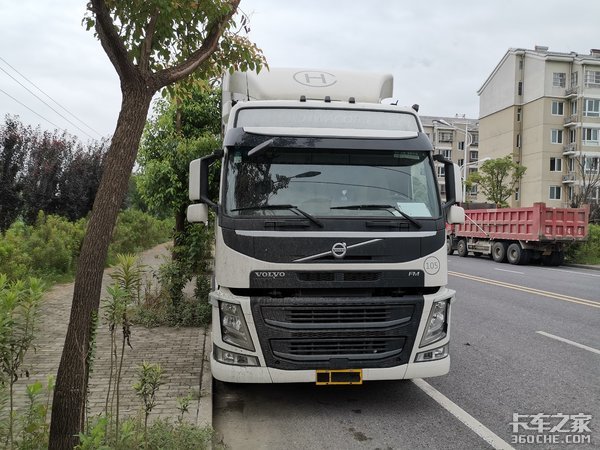 沃尔沃4X2牵引车配飞翼箱,这台快递车改装的不简单