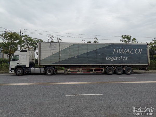 沃尔沃4X2牵引车配飞翼箱,这台快递车改装的不简单