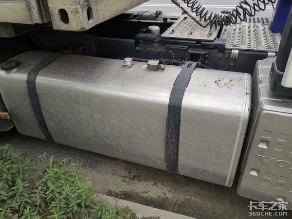 沃尔沃4X2牵引车配飞翼箱,这台快递车改装的不简单