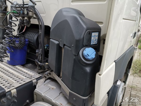 沃尔沃4X2牵引车配飞翼箱,这台快递车改装的不简单