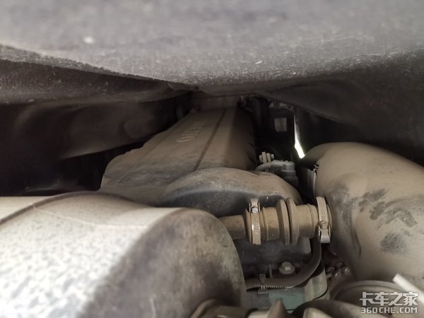 沃尔沃4X2牵引车配飞翼箱,这台快递车改装的不简单