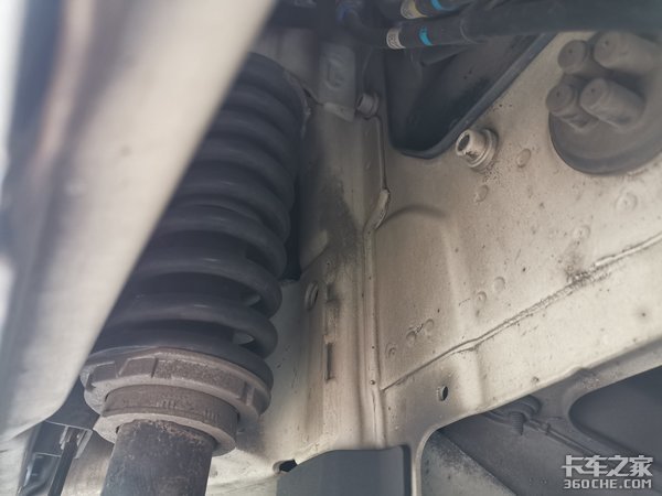 沃尔沃4X2牵引车配飞翼箱,这台快递车改装的不简单