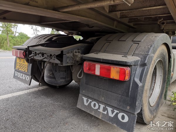 沃尔沃4X2牵引车配飞翼箱,这台快递车改装的不简单