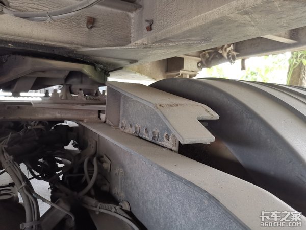 沃尔沃4X2牵引车配飞翼箱,这台快递车改装的不简单