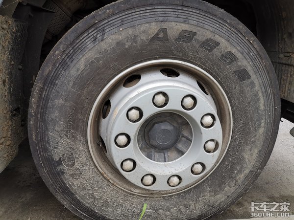 沃尔沃4X2牵引车配飞翼箱,这台快递车改装的不简单