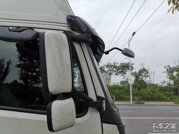 沃尔沃4X2牵引车配飞翼箱,这台快递车改装的不简单