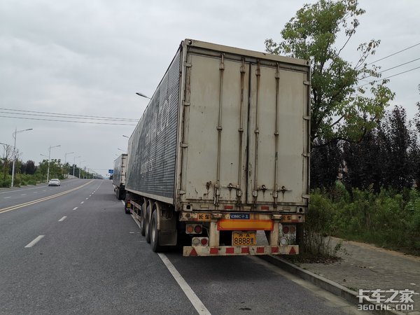 沃尔沃4X2牵引车配飞翼箱,这台快递车改装的不简单