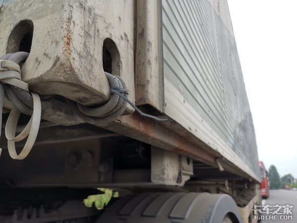 沃尔沃4X2牵引车配飞翼箱,这台快递车改装的不简单