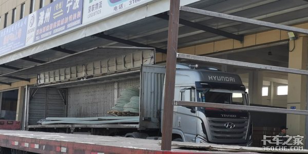 沃尔沃4X2牵引车配飞翼箱,这台快递车改装的不简单