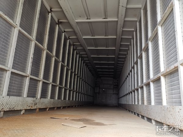 沃尔沃4X2牵引车配飞翼箱,这台快递车改装的不简单