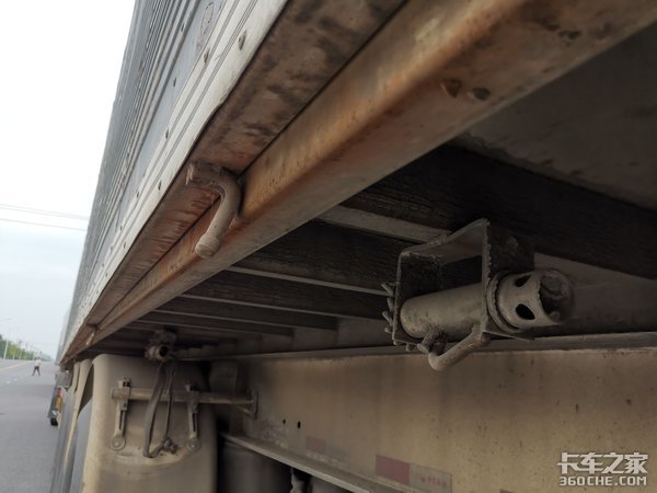 沃尔沃4X2牵引车配飞翼箱,这台快递车改装的不简单